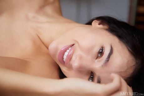 met art: Ciemnowłosa nastolatka Kama Oxi rozbiera się całkowicie na skórzanej sofie