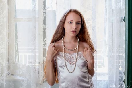 met art: Lola Jolie es una adolescente pelirroja a la que le encanta mostrar su cuerpo
