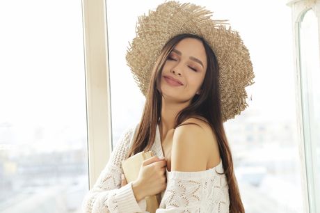 met art: La ravissante fille russe Astrid Herrara enlève son chapeau de soleil avant de se mettre totalement nue