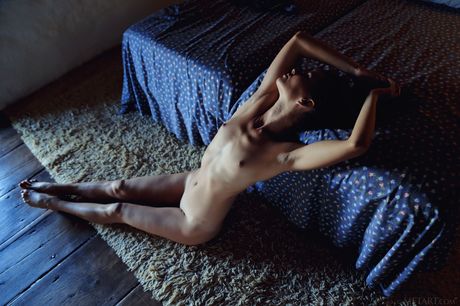 met art: Miła ukraińska nastolatka Brytyjka pokazuje wszystko na łóżku z pewnością siebie