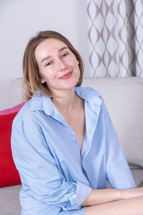 met art: 偉大なラトビアの美女ミア・リーがシャツとパンティーを脱いで裸になる