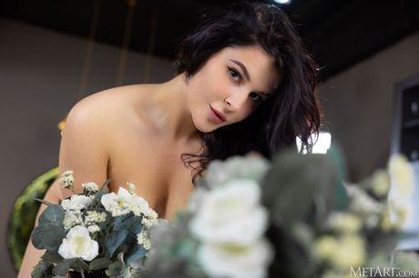 met art: La superbe adolescente russe Pandora Red se dévoile sur un canapé