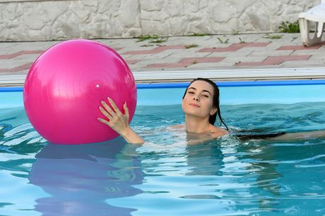 met art: 可愛的烏克蘭美女 Lola Cherie 在泳池球上赤裸裸地秀出性感身材