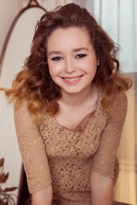 met art: Prachtige Russische covergirl Lu Clar toont haar strakke spleet nadat ze helemaal naakt is geworden