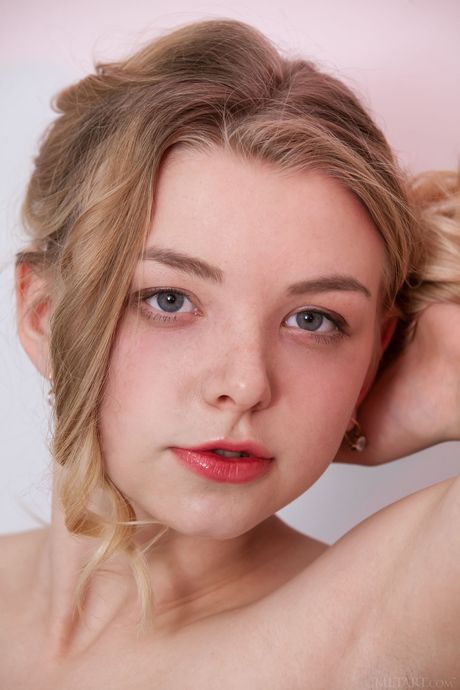 met art: Blondynka z Ukrainy Daniel Sea z pewnością siebie siada nago na krześle