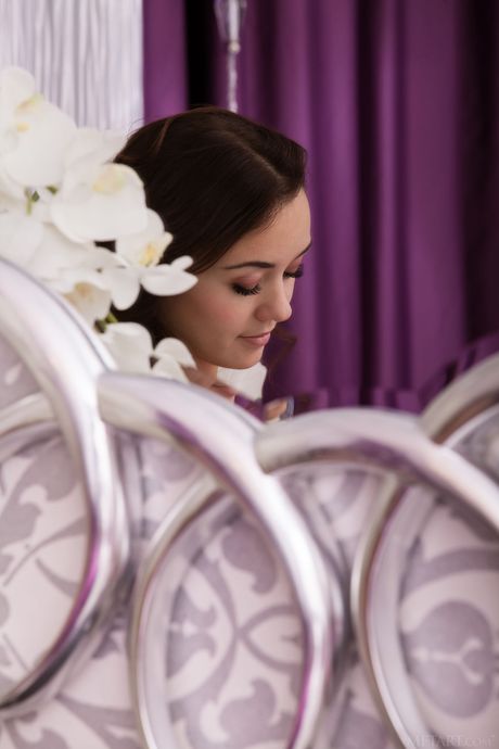 met art: La poupée ukrainienne aux cheveux noirs Veselin enlève son pantalon de yoga et montre sa chatte chauve