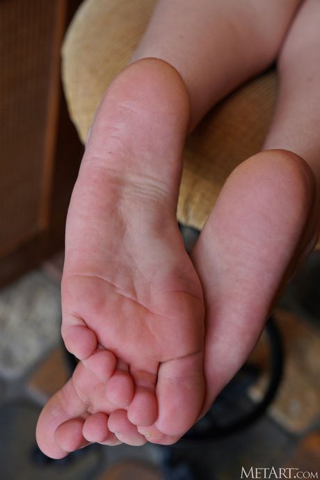 met art: Uderzająca ukraińska laska Alisa Love zdejmuje koszulkę, zanim pokaże swoje nagie ciało