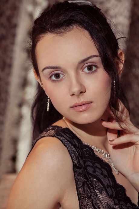 met art: La brillante ragazza copertina ucraina Anatali si toglie la lingerie e mostra il suo corpo caldo