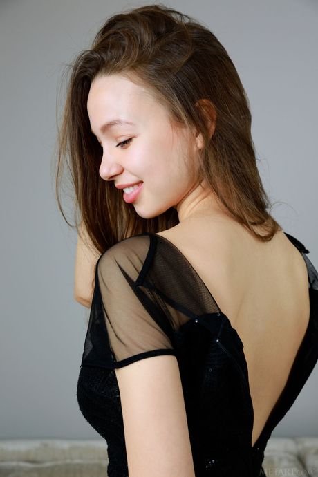 met art: 魅力的なロシアのキュートなシャーリーズが彼女の素晴らしい胸とパイパンのオマンコを披露