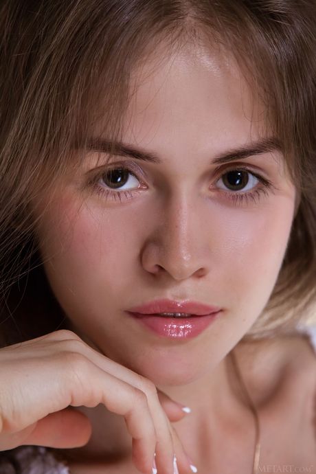 met art: 長腿女孩 Maria Espen 在床上脫光衣服