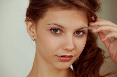 met art: A boneca ucraniana angelical Emma Sweet tira o sutiã e a calcinha e mostra seu corpo gostoso