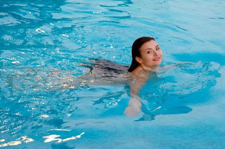 met art: A adolescente de pernas longas Berenice tira um vestido vermelho para modelar nua em um pátio