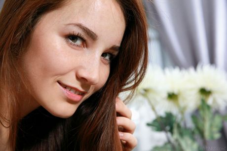 met art: La belle russe élancée Stefany Sonri enlève sa lingerie et montre sa chatte poilue