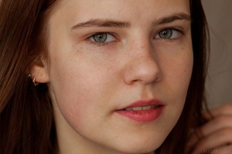 met art: La bella e splendida ucraina Juliett Lea si toglie un top sportivo prima di spogliarsi completamente