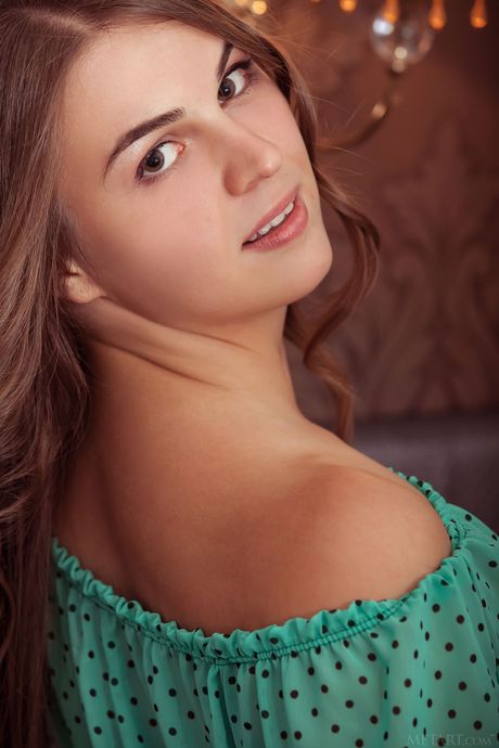 met art: Pretty moldovan babe Bella Libre strips down on a bed enticingly