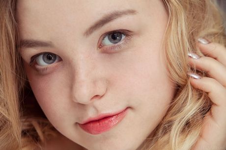 met art: Ukraińska blondynka Daniel Sea zdejmuje białą sukienkę, by rozebrać się do naga