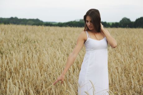 met art: ブルネットのロシアのティーン、アリス・モレノは白いドレスを脱ぎ捨て、野原でヌードポーズをとる