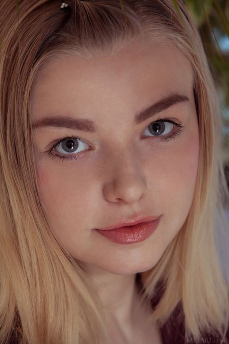 met art: Blondynka z okładki ukraińskiej gazety Daniel Sea pokazuje swoje ładne cycki i łysą cipkę