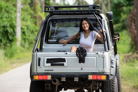 met art x: Ślicznotka w bikini Kahlisa rozbiera się nago na kocu na podwórku