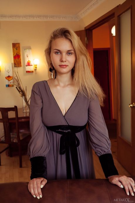 met art x: Caroline Abel, une ukrainienne glamour, se déshabille et touche ses gros seins et sa chatte