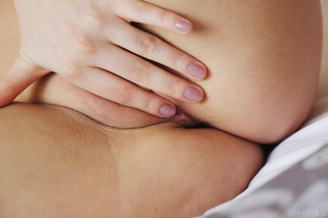 met art x: 美麗的俄羅斯娃娃 Alexa Day 在床上用手指撫摸她淫蕩的陰部