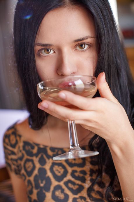 met art x: Brunetka hiszpańska lalka Carmen Summer pociera swoją cipkę o krzesło