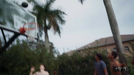 mofos network: La adolescente rubia americana Ellie Tay se deja llenar el coño por un semental cachondo