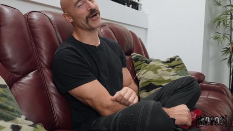 mofos network: La magra ragazza americana Mickey Violet si fa leccare la figa e prendere un bel cazzo