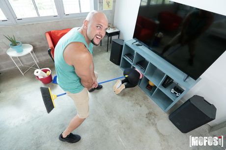 mofos network: Die dunkelhaarige Latina Monica Asis bekommt ihre Muschi ausgeleckt und gefickt