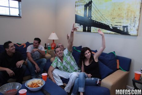 mofos network: Atractivas chicas amateurs se dejan acariciar y follar sus coños en un gangbang