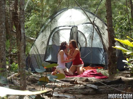 mofos network: Nastolatki Reena Ryann i Monica uprawiają seks w trójkącie w krzakach