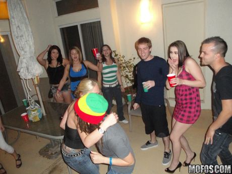 mofos network: Uitstekende brunette Nikki Delano krijgt haar kutje geneukt door haar vrienden