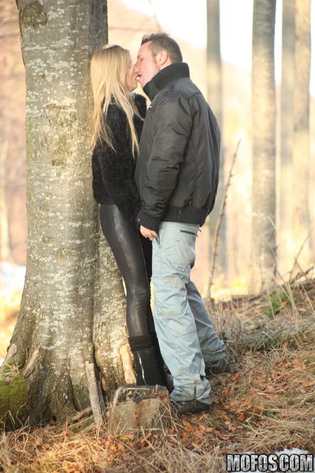 mofos network: ハンガリーの少女バベットは屋外でオマンコを舐められ、掘られる