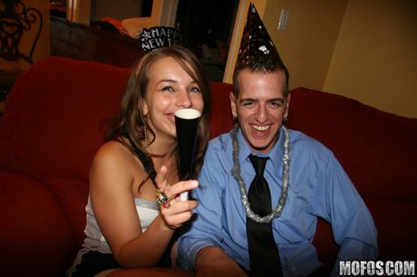 mofos network: 素敵なおっぱいを持つ素晴らしい女の子たちが熱い乱交パーティーで大きなチンポに犯される