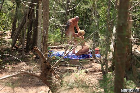 mofos network: 金髪のアメリカ人少女スカイラ・パリスがジャングルで黒人男に犯される