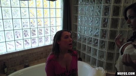 mofos network: 保母 Kimber Lee 的陰部被舔舐和操弄