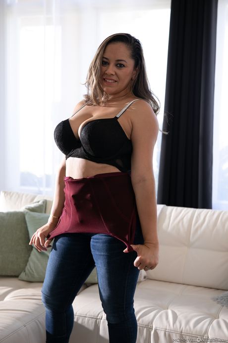 mommy blows best: Volwassen Amerikaanse moeder Ms Visual kleedt zich uit en krijgt haar grote meloenen en kutje geneukt