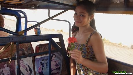 tuk tuk patrol: La chica asiática Sook da un paseo en tuktuk antes de desnudarse para follar