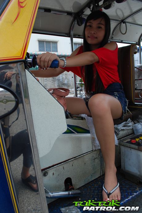 tuk tuk patrol: Azjatka Bew rozbiera się przed seksem z mechanikiem samochodowym