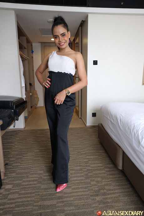 asian sex diary: gata asiática Barbie C tem sua bunda apertada dedilhada e fodida por um cara branco