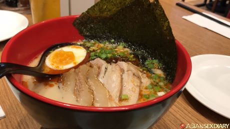 asian sex diary: Azjatycka ślicznotka Yom ma wypchaną cipkę i wytrysk w środku od białego faceta