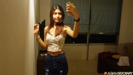 asian sex diary: La modella brasiliana dai capelli scuri Nanda esibisce le sue fantastiche tette e mostra il suo corpo esposto in un assolo