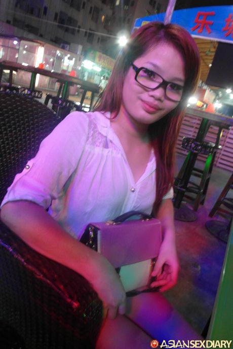 asian sex diary: Azjatycka dziewczyna z okładki Zhibo rozbiera się i pokazuje swój duży tyłek i cycki w solowym występie