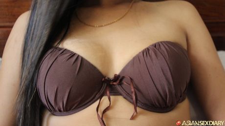 asian sex diary: Azjatycka lalka Lan prezentuje swoje małe cycki i łysą cipkę przed wyruchaniem