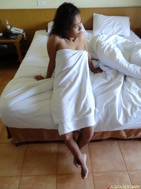 asian sex diary: Aziatische MILF Nees onthult haar kleine borsten en staat naakt in een solo