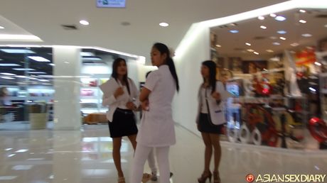 asian sex diary: La mamá asiática Ouy muestra sus increíbles tetas y se frota el clítoris en un solo