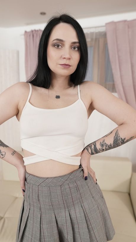 n&f studio: Das dunkelhaarige Mädchen Darsi Devil wird in einem Wohnzimmer von einem schwarzen Kerl gebumst