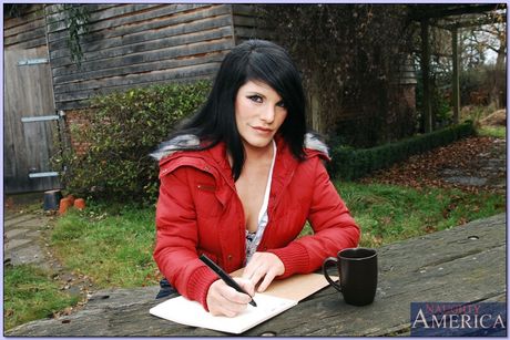 housewife 1 on 1: Busty Britse vrouw Daisy Rock krijgt haar geschoren kutje hardcore geneukt