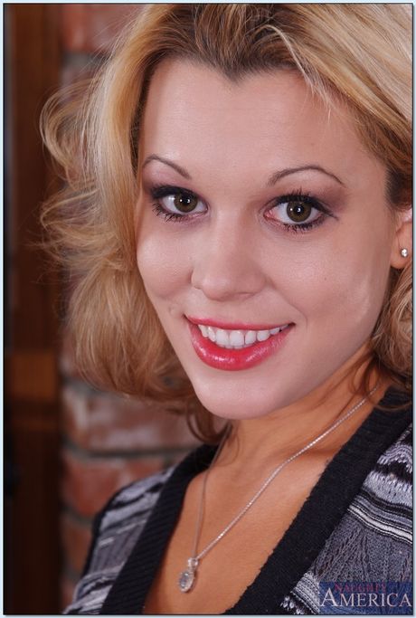 my wifes hot friend: Ashley Sweet, une femme américaine blonde, se fait taquiner la chatte et baiser dans la cuisine