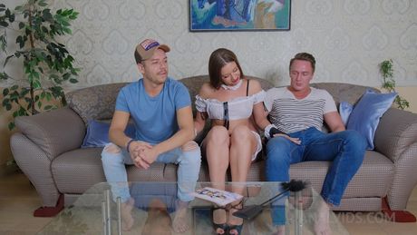 nrx-studio: Prachtige Russische schoonheid Milady wordt dubbel geneukt door twee gasten in een hete trio